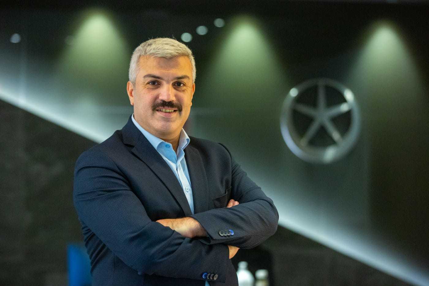 Automotive lighting, Alloy wheel, Sleeve, Coat, Gesture, Collar, Smile, Vehicle