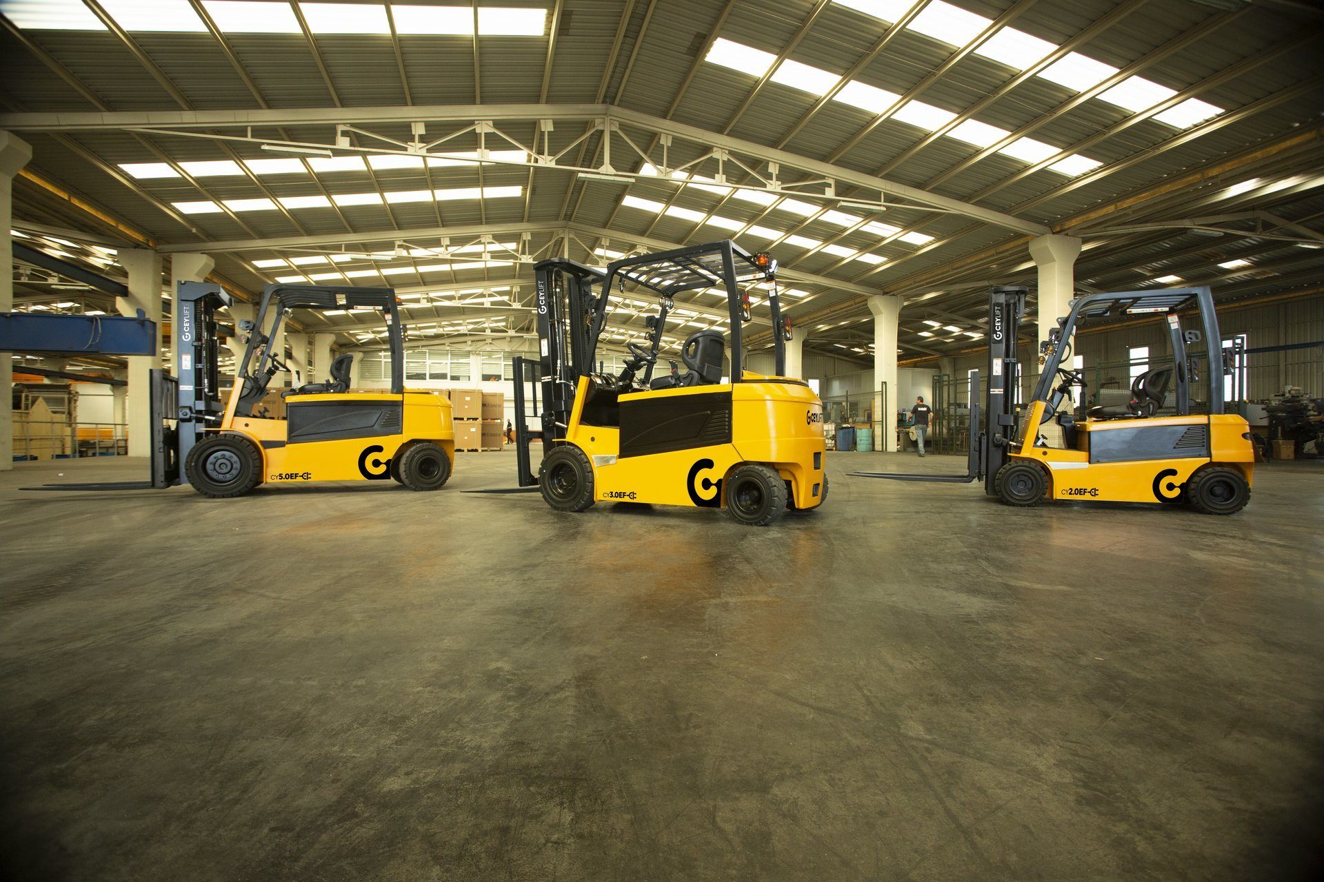 Automotive parking light, Forklift truck, Motor vehicle, Wheel, Tire, Car, Asphalt