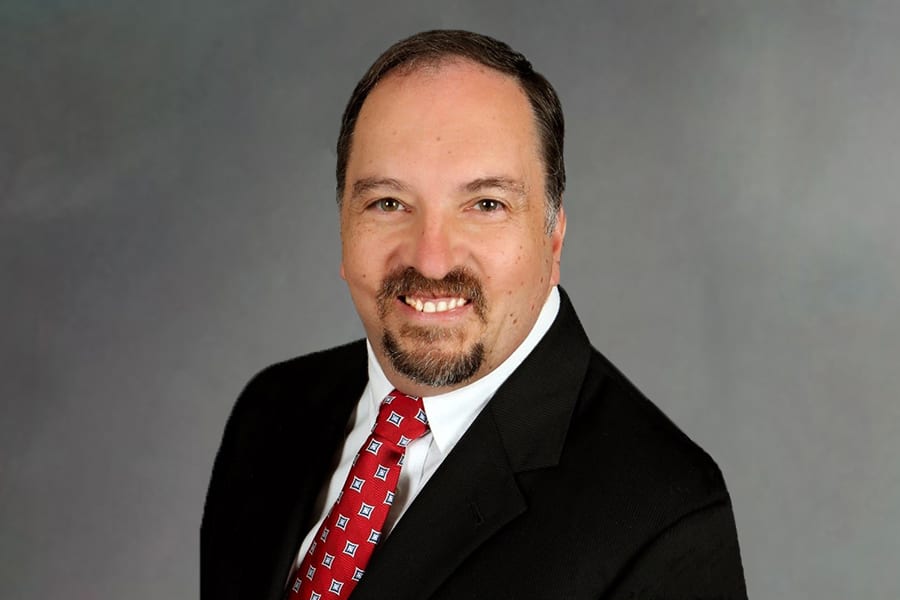 Dress shirt, Forehead, Smile, Chin, Gesture, Collar, Suit, Beard