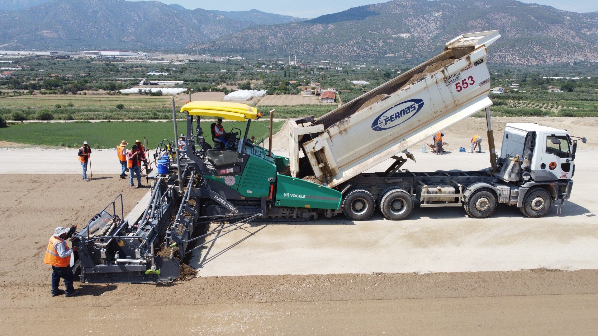 Automotive tire, Motor vehicle, Road surface, Wheel, Sky, Truck, Asphalt