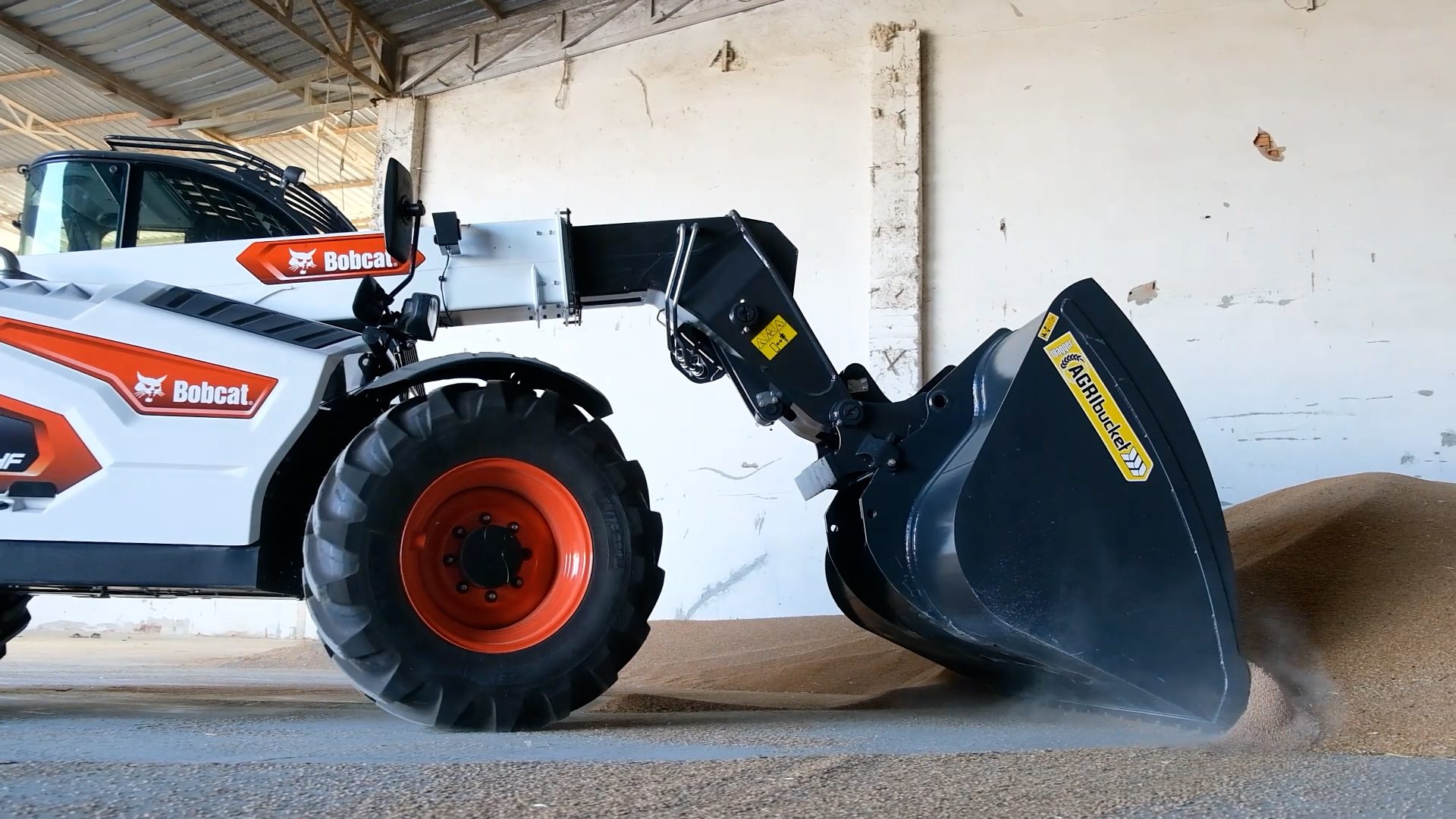 Automotive tire, Motor vehicle, Synthetic rubber, Wheel, Tread, Hood, Hubcap