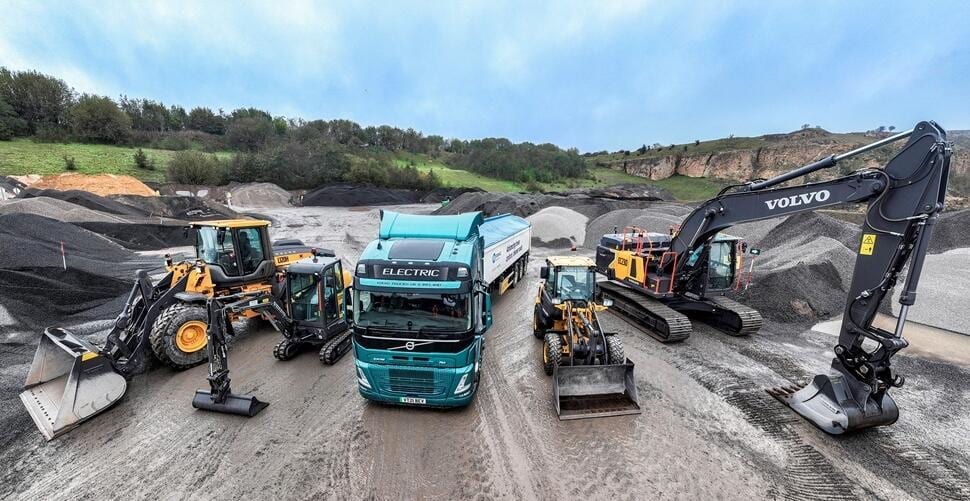 Automotive tire, Motor vehicle, Sky, Cloud, Wheel, Truck, Asphalt, Tree