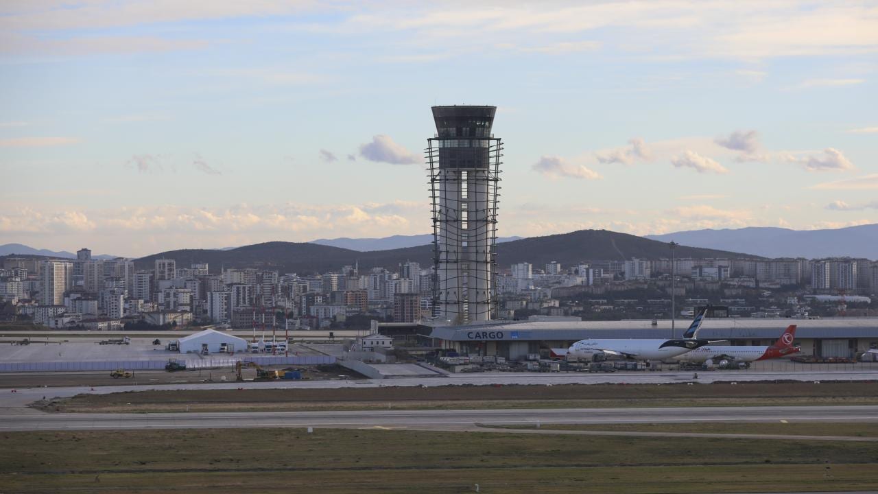 Air travel, Cloud, Sky, Building, Aircraft, Airplane, Vehicle, Tower, Runway