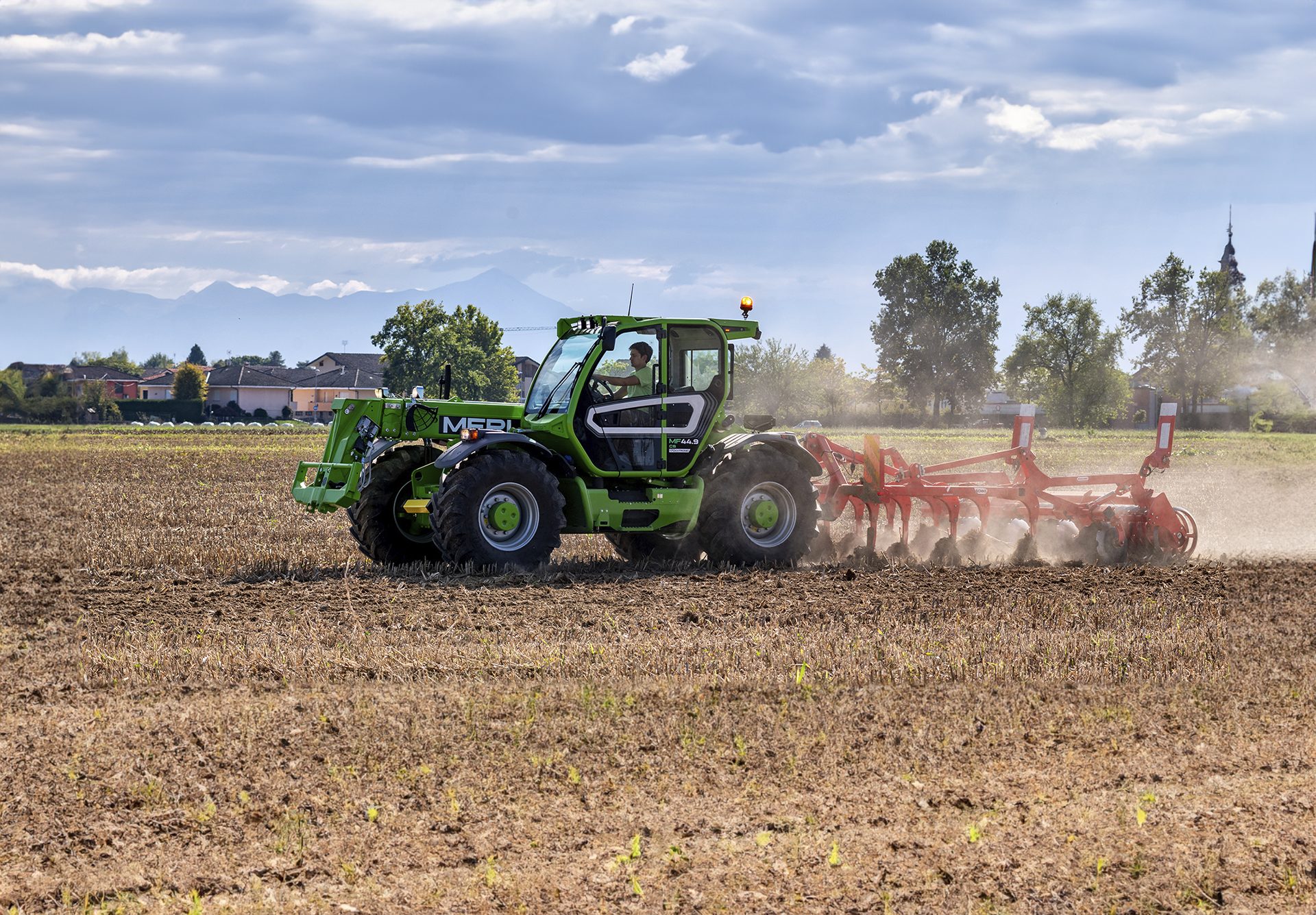 Automotive tire, Agricultural machinery, Wheel, Sky, Vehicle, Cloud, Tractor, Rolling, Grass