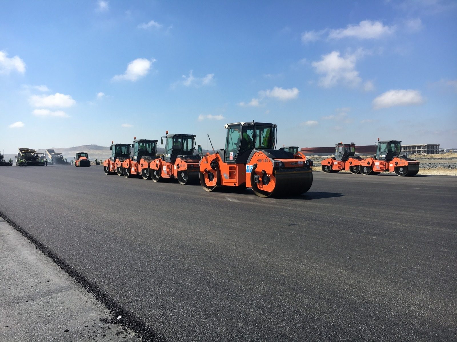 Automotive tire, Motor vehicle, Road surface, Wheel, Cloud, Sky, Tread, Asphalt