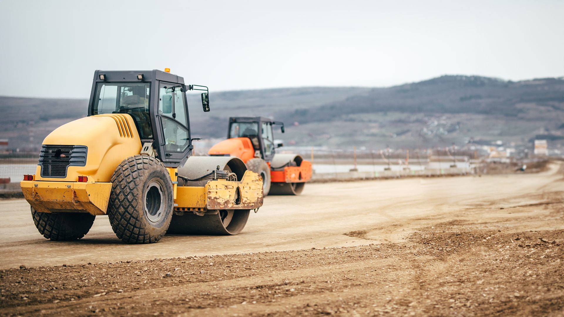 Automotive tire, Road surface, Motor vehicle, Wheel, Sky, Tread, Asphalt, Rolling