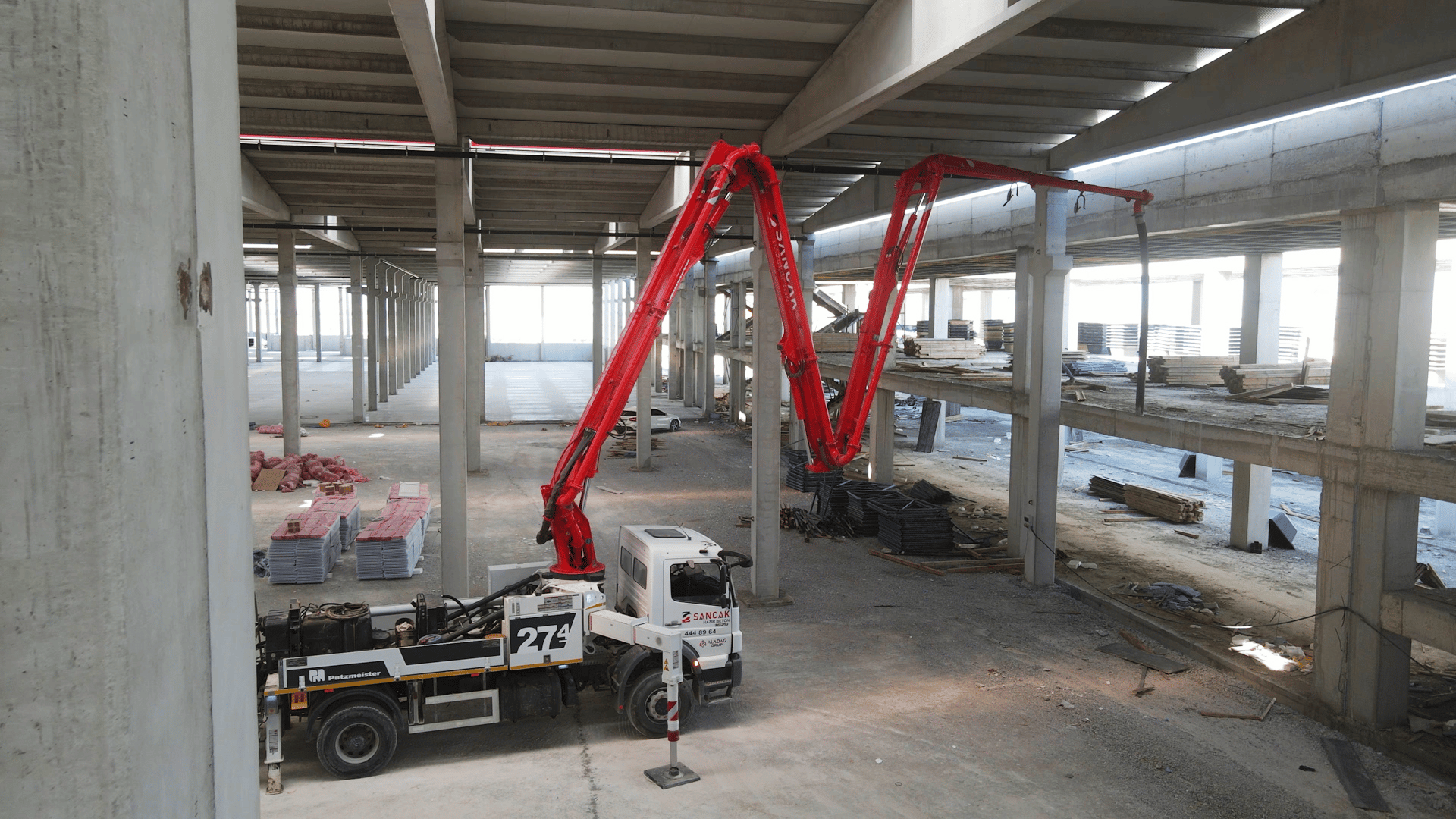 Automotive tire, Wheel, Vehicle, Asphalt, Truck