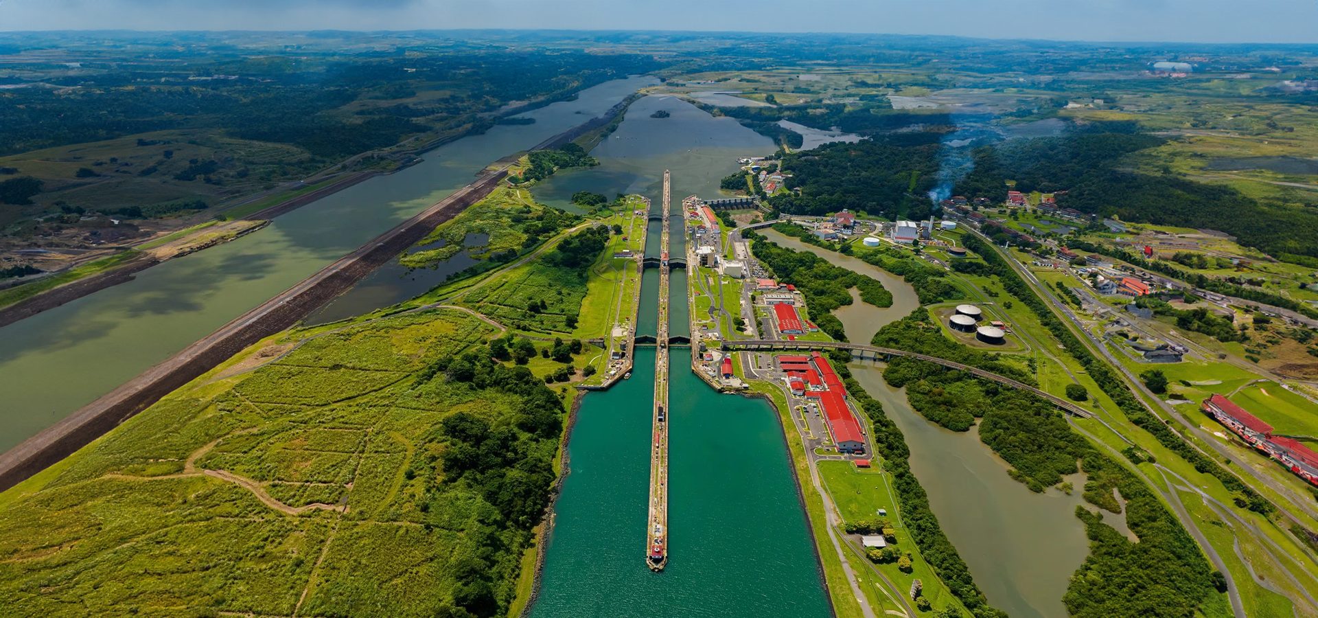 Coastal and oceanic landforms, Water resources, Natural landscape, Land lot, Urban design, Plant, Thoroughfare, Sky, Plain