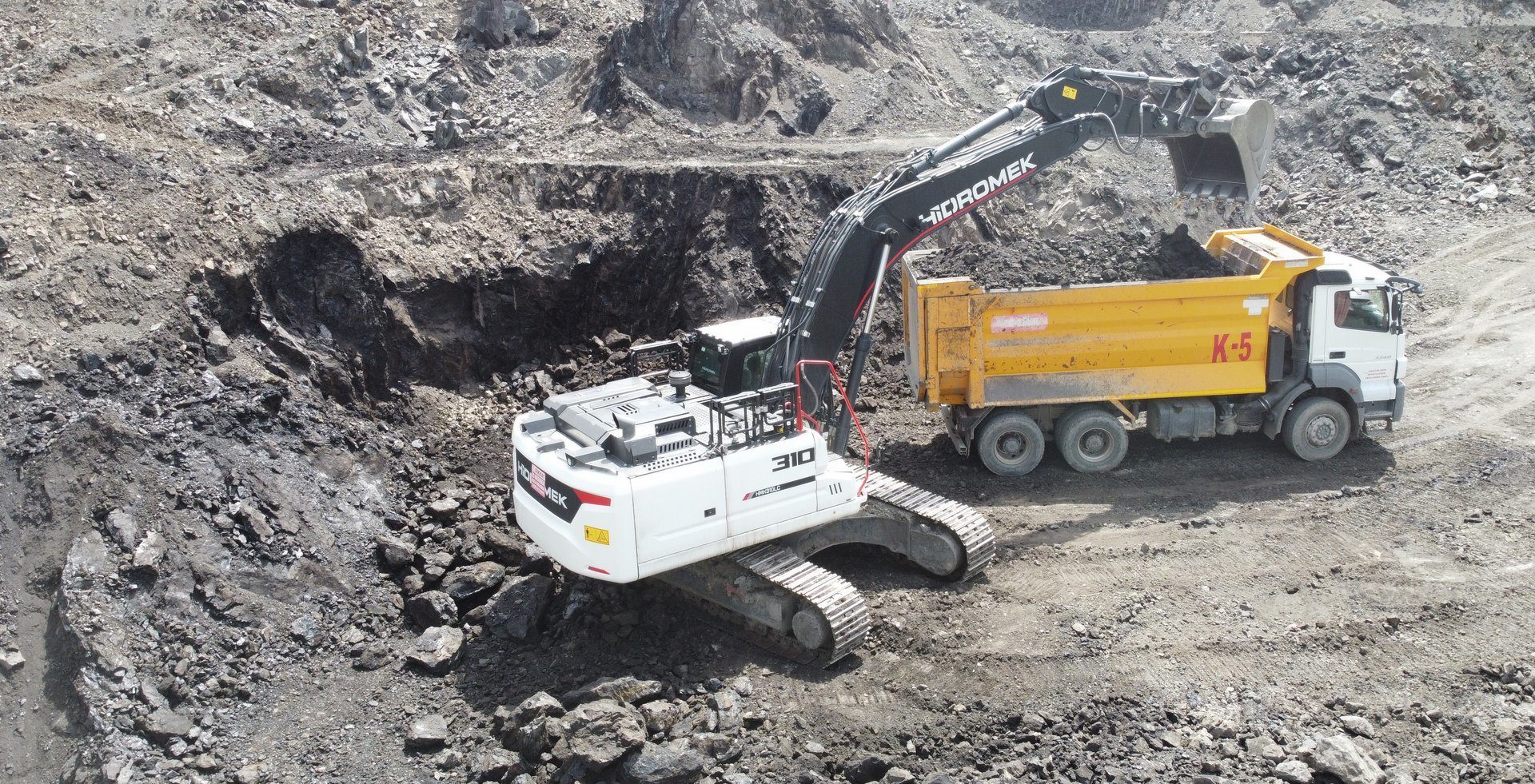 Automotive tire, Motor vehicle, Wheel, Truck, Slope, Asphalt