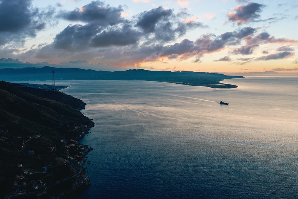 Coastal and oceanic landforms, Water resources, Natural landscape, Cloud, Sky, Atmosphere, Azure, Lake, Cumulus