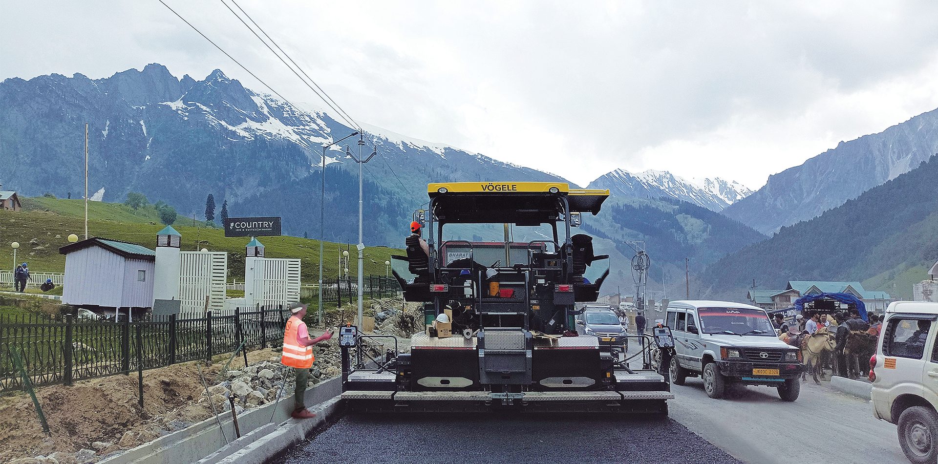 Automotive tire, Road surface, Wheel, Sky, Cloud, Mountain, Vehicle, Car, Snow