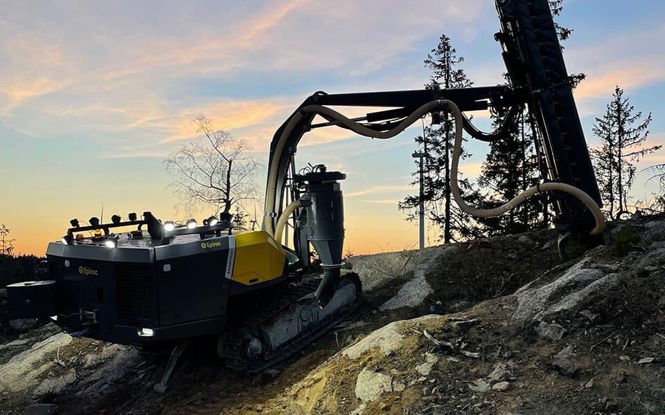 Automotive wheel system, Road surface, Sky, Cloud, Vehicle, Asphalt, Slope