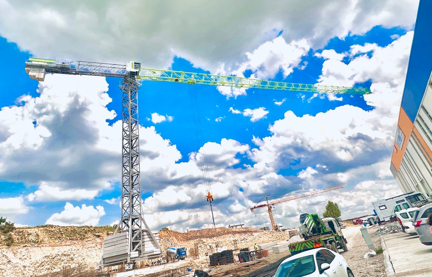 Vehicle registration plate, Cloud, Sky, Daytime, Car, Blue, Tire, Asphalt
