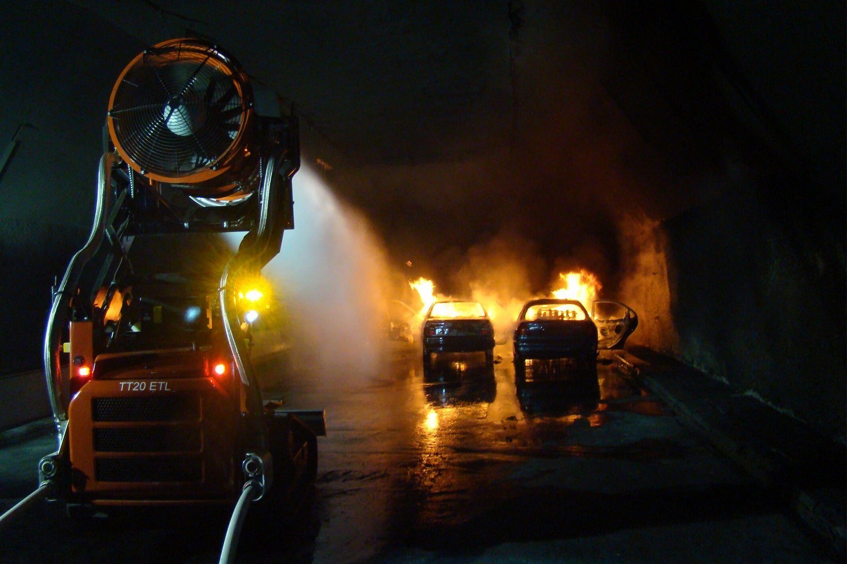 Vehicle registration plate, Automotive lighting, Road surface, Tire, Wheel, Headlamp