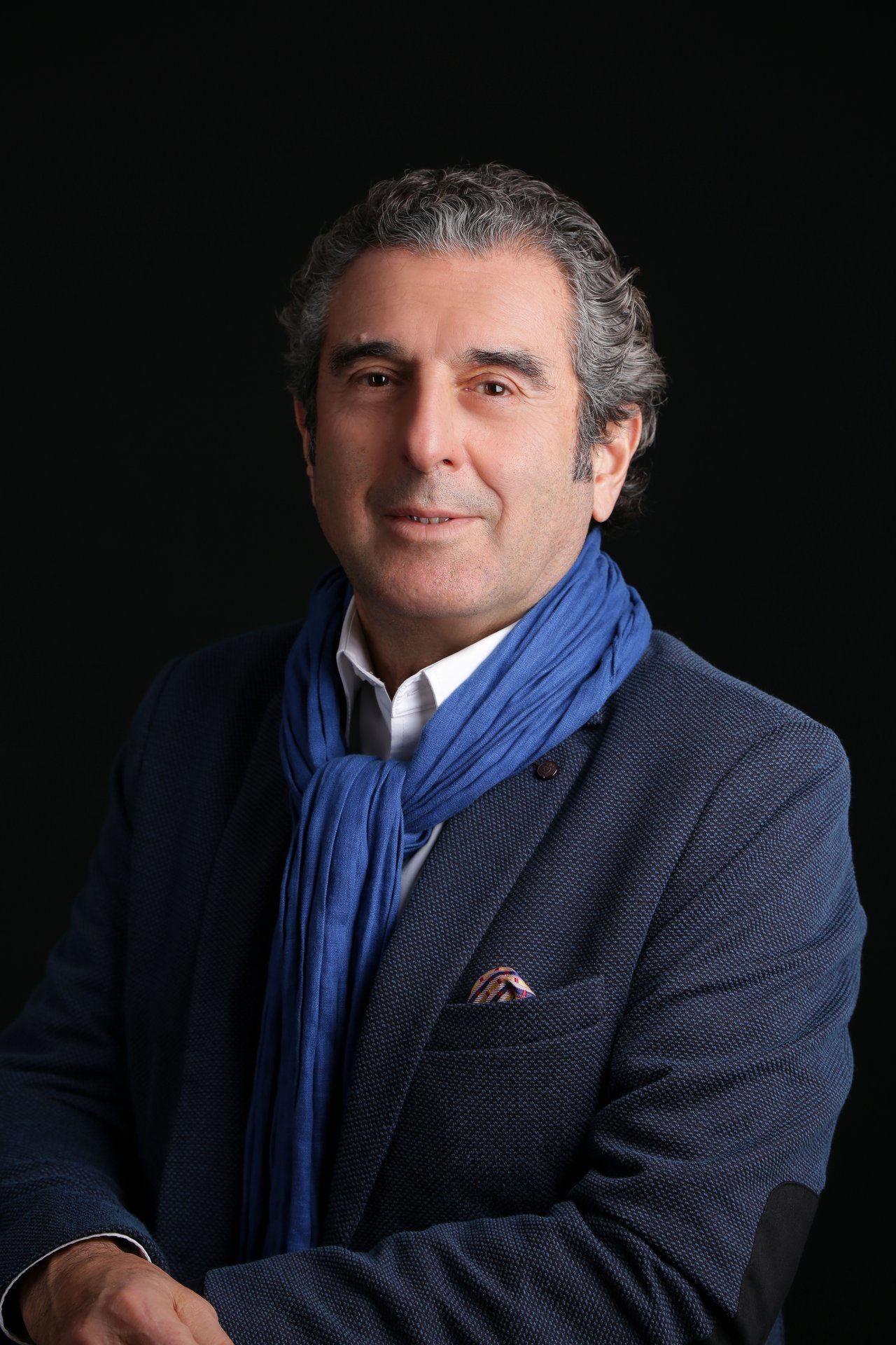 Dress shirt, Flash photography, Forehead, Cheek, Eyebrow, Neck, Sleeve, Smile, Gesture, Collar