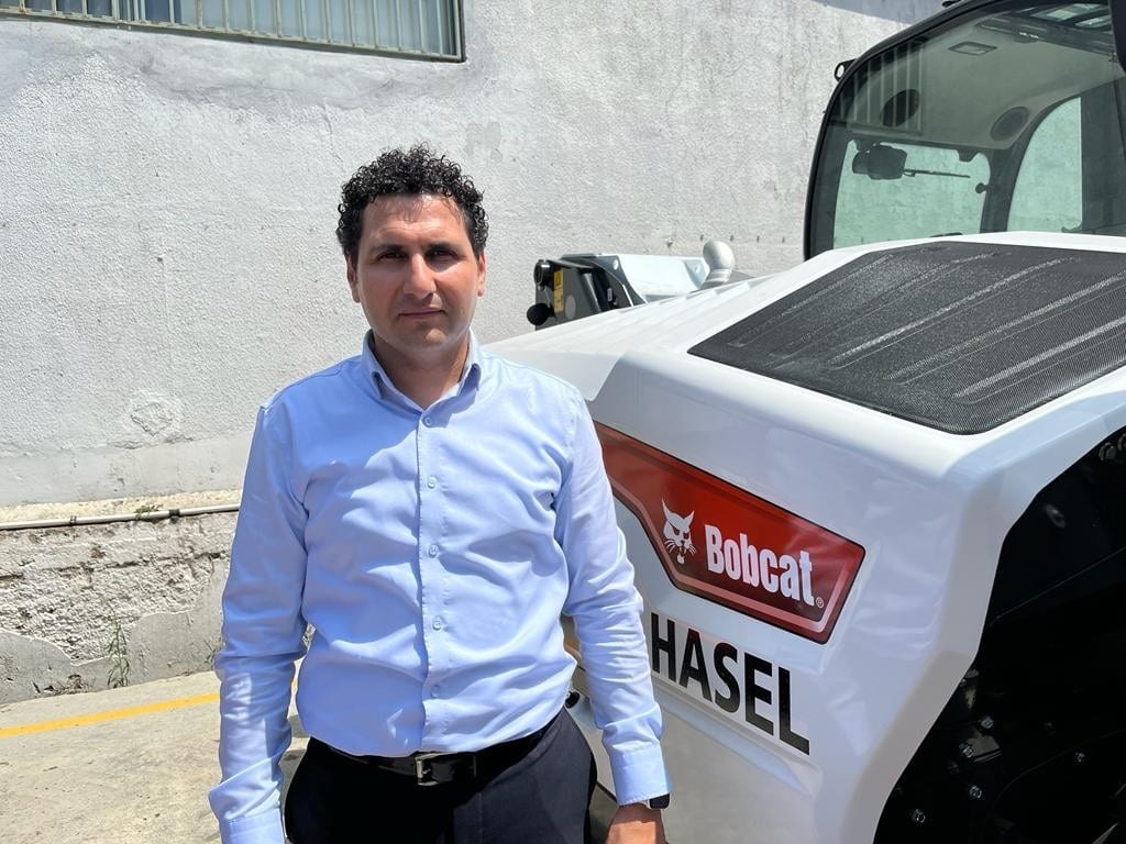 Motor vehicle, Automotive tire, Dress shirt, Hood, Sleeve, Asphalt