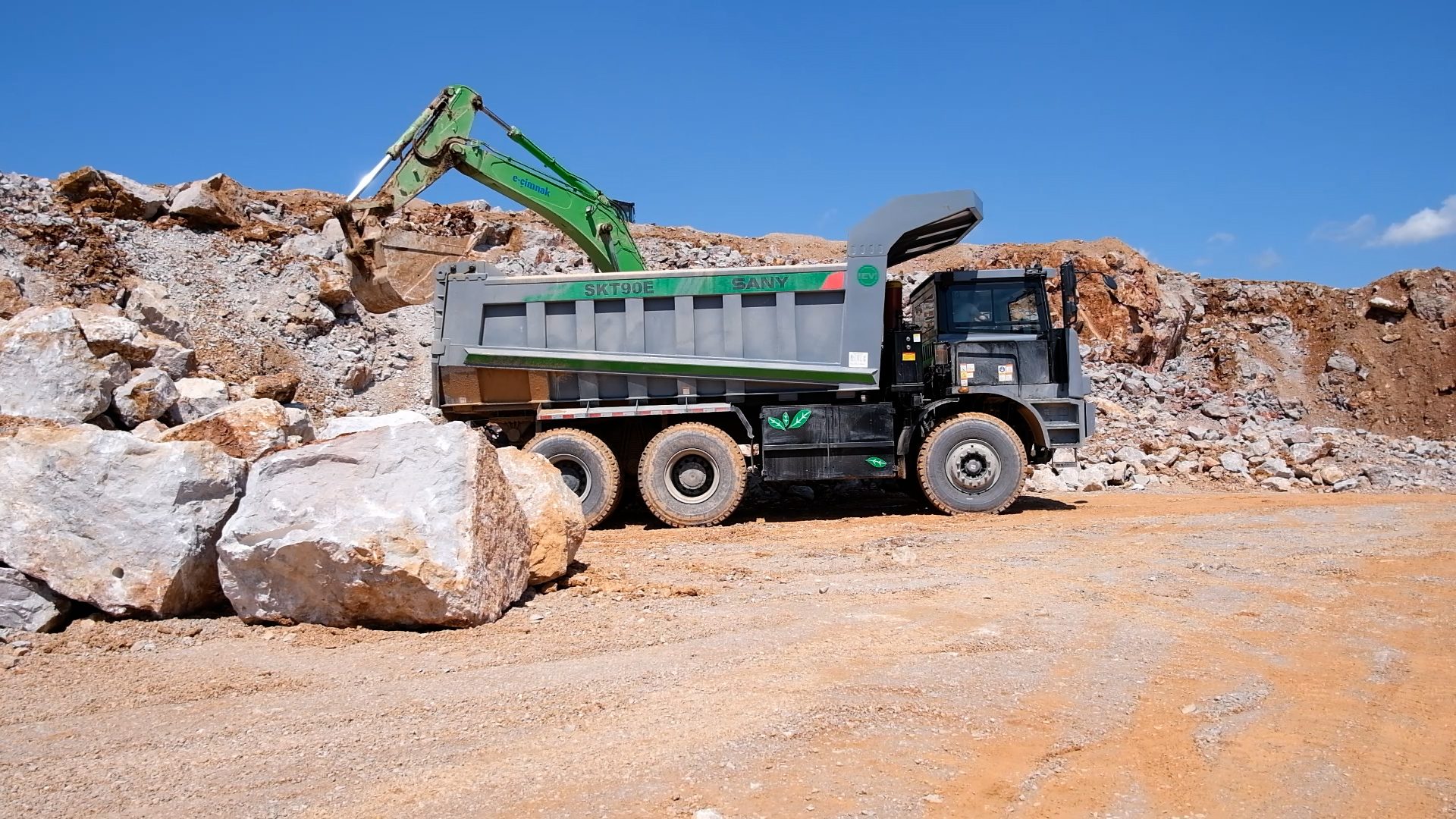 Automotive tire, Road surface, Wheel, Vehicle, Sky, Asphalt, Truck, Slope