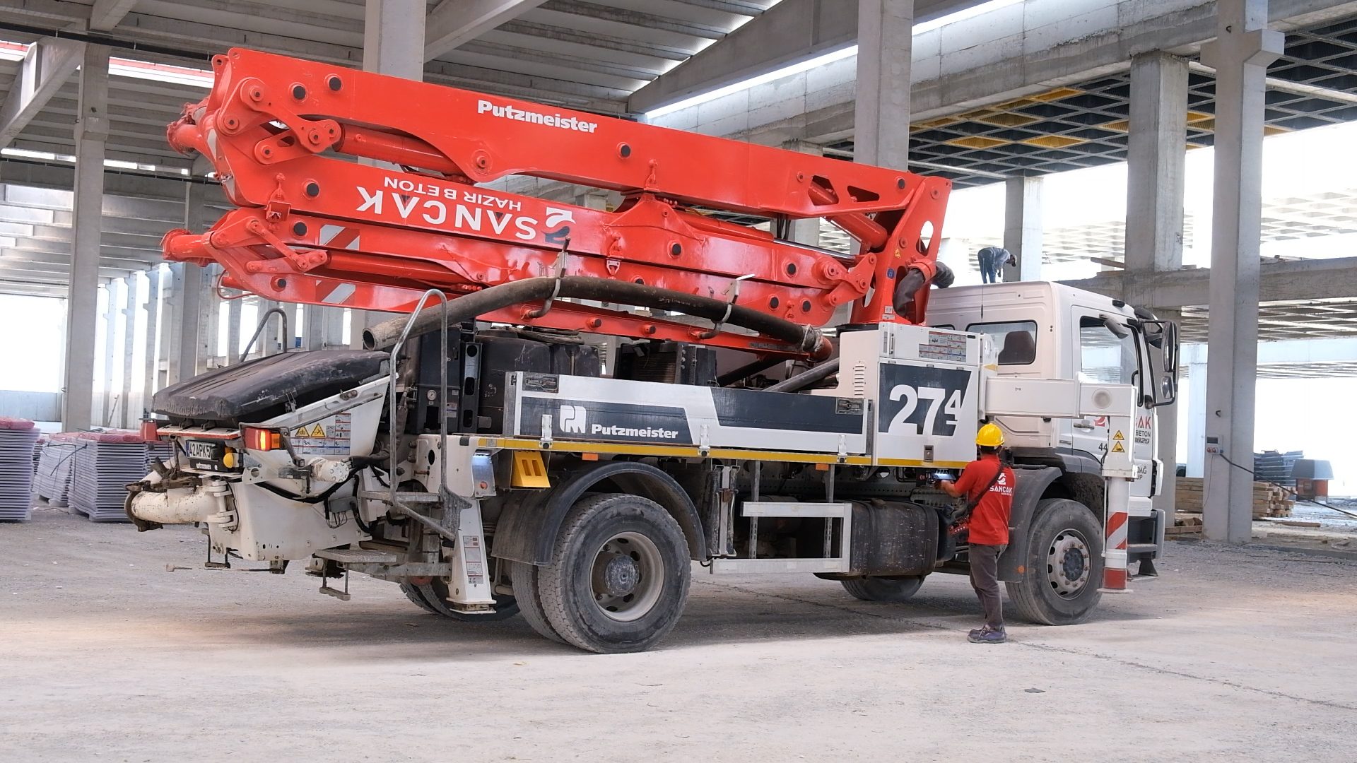 Motor vehicle, Automotive tire, Wheel, Tread, Asphalt