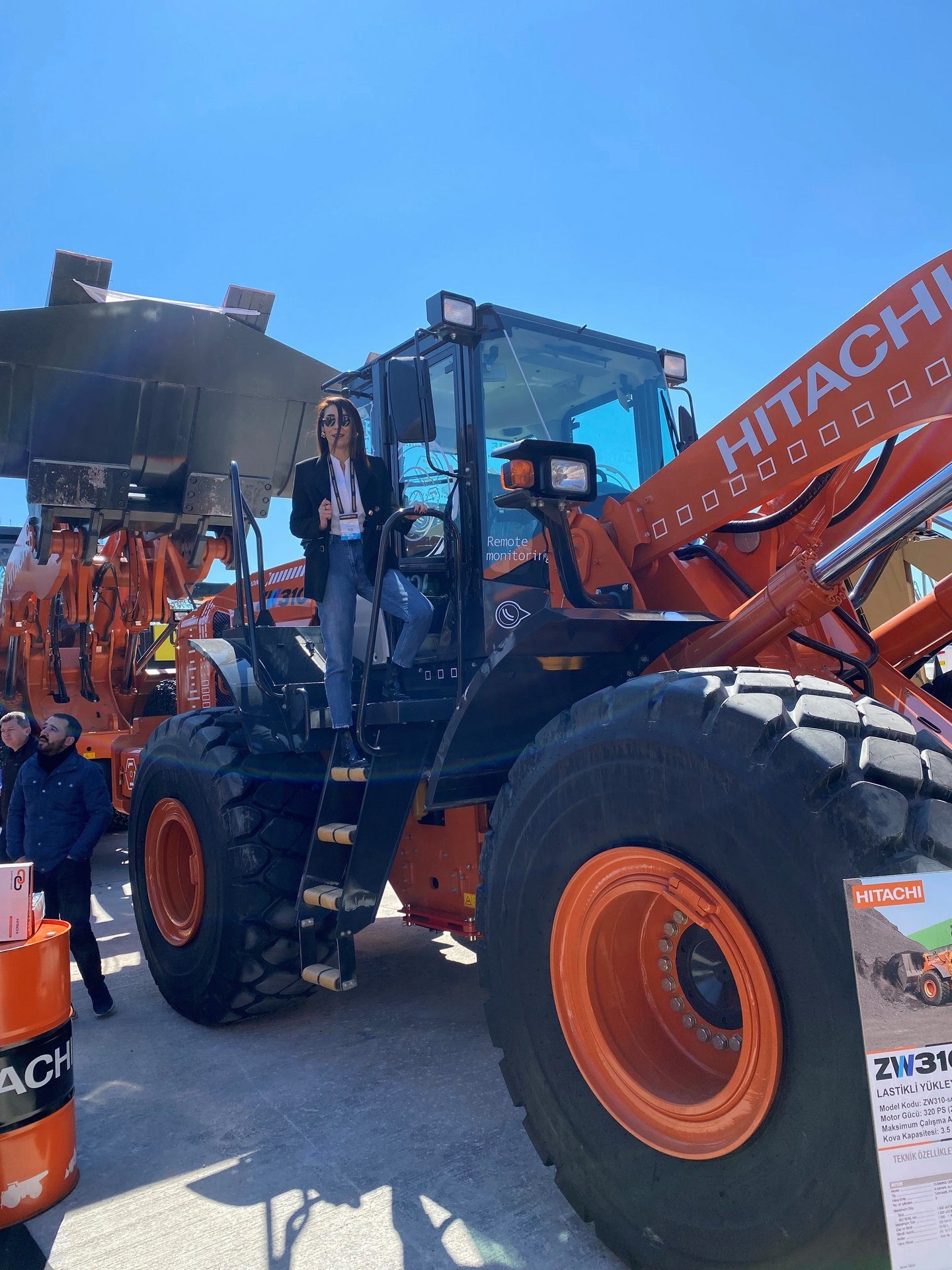 Mode of transport, Automotive tire, Motor vehicle, Wheel, Sky, Tread, Tractor