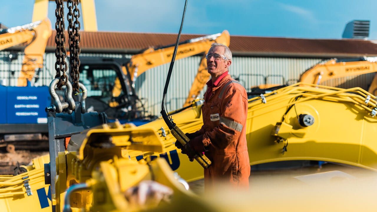 Motor vehicle, Automotive tire, Hood, Sky, Cloud