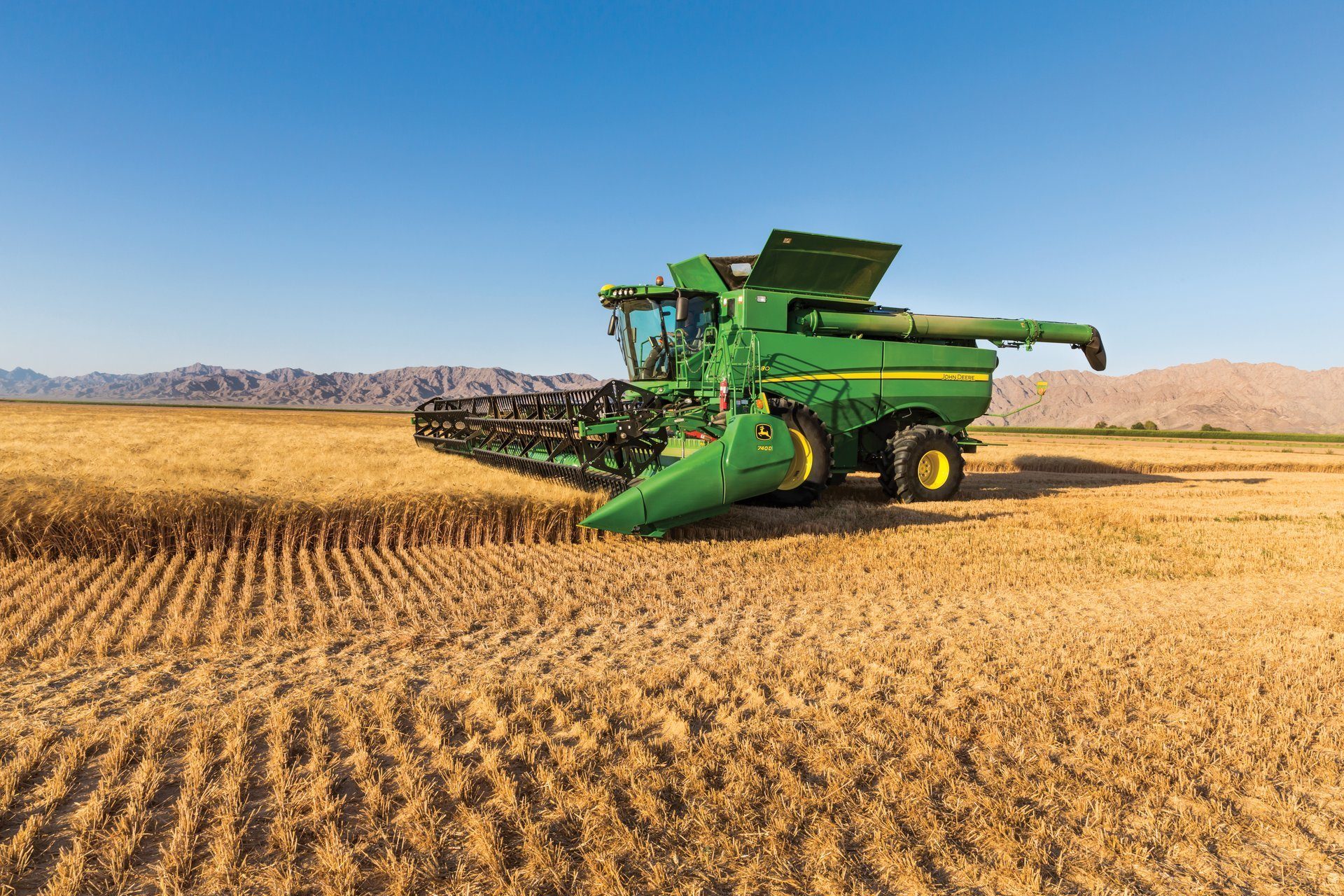 Land vehicle, Natural environment, Agricultural machinery, Tire, Sky, Wheel, Harvester, Plant, Tractor