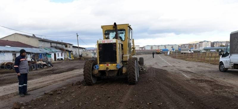 Automotive tire, Motor vehicle, Road surface, Sky, Cloud, Wheel, Tread, Tractor