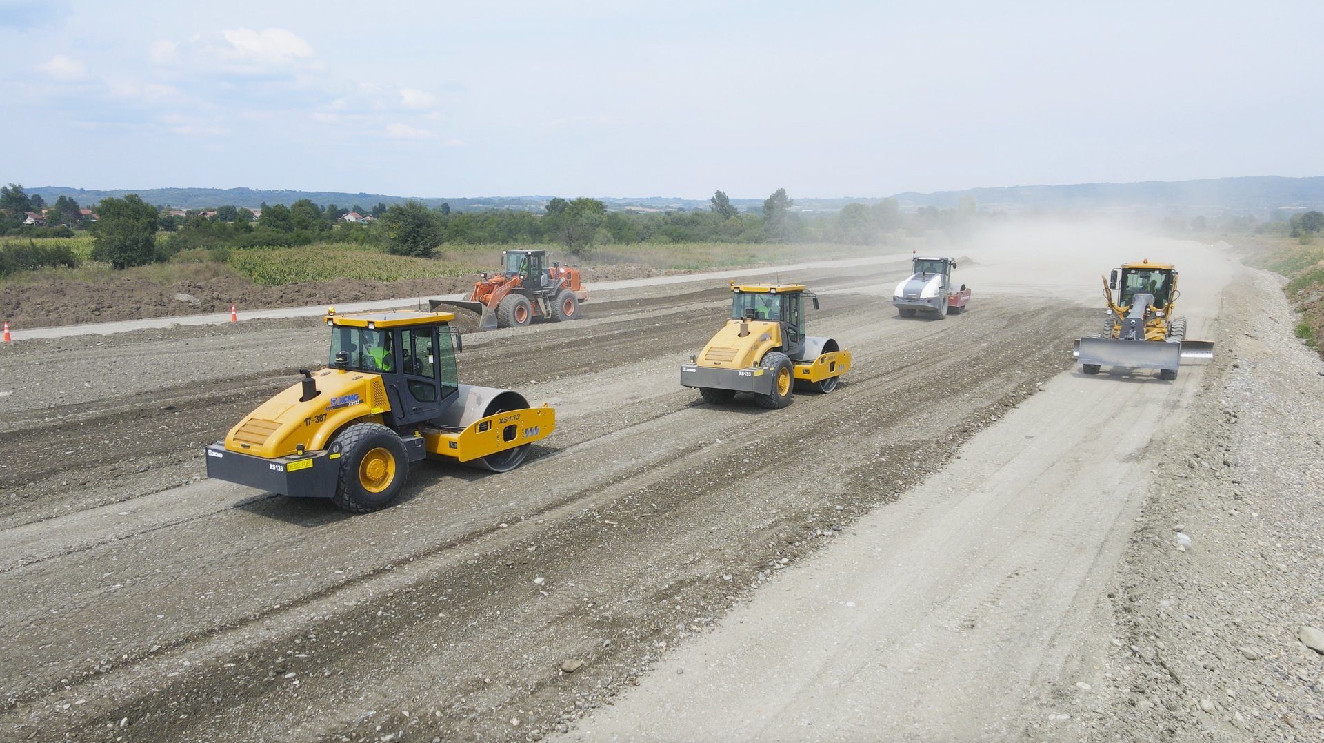 Mode of transport, Motor vehicle, Automotive tire, Road surface, Wheel, Sky, Asphalt, Rolling