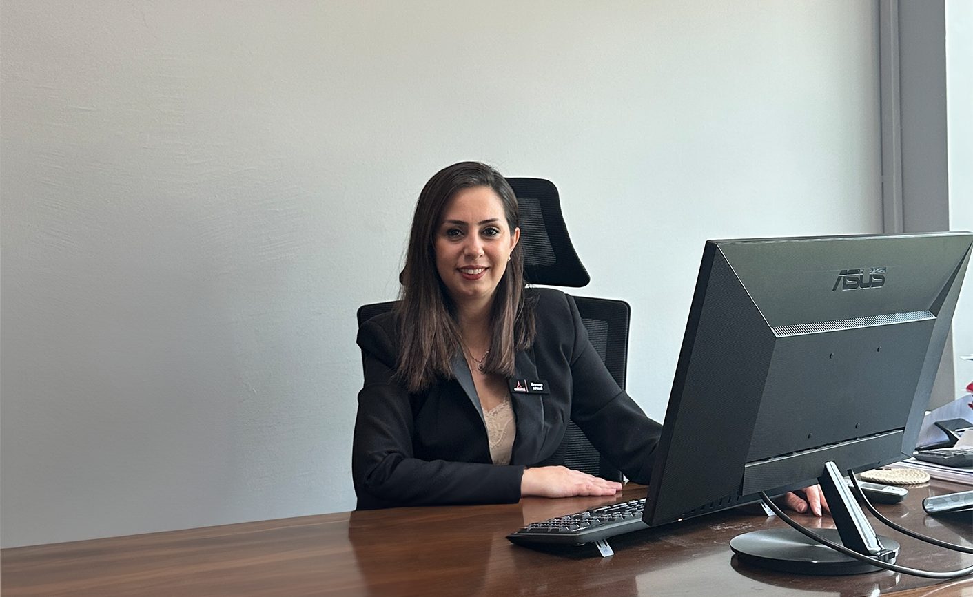 Personal computer, Output device, Table, Arm, Furniture, Desk, Smile, Chair