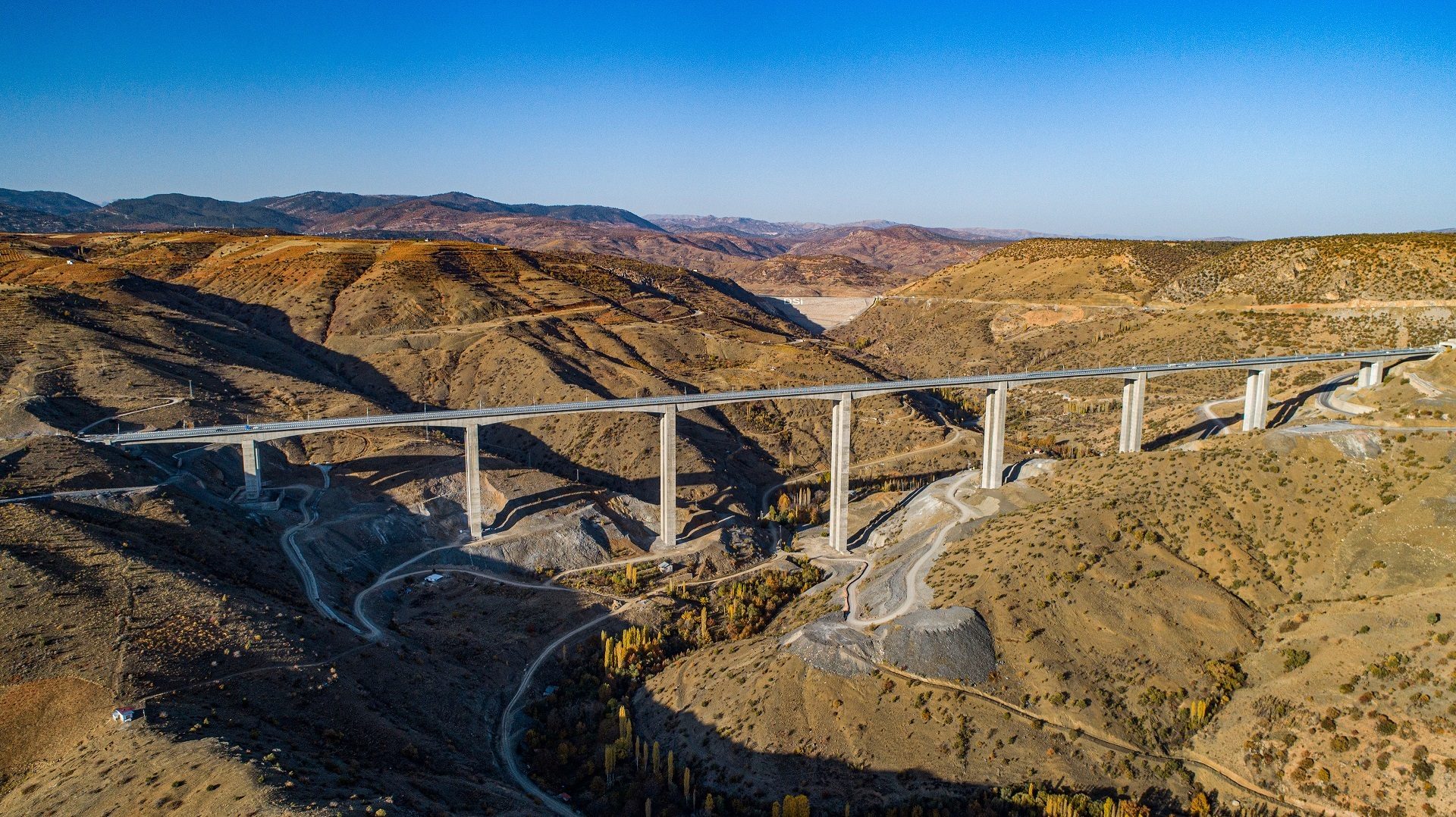Plant community, Road surface, Sky, Mountain, Slope, Highland, Thoroughfare