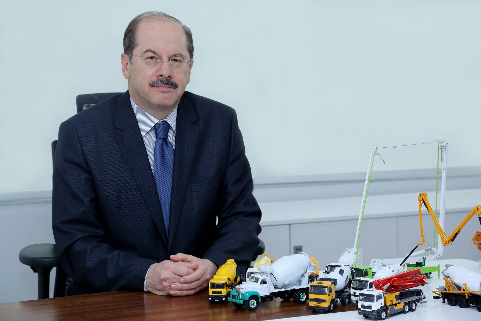 Dress shirt, Furniture, Table, Tie, Suit, Wheel