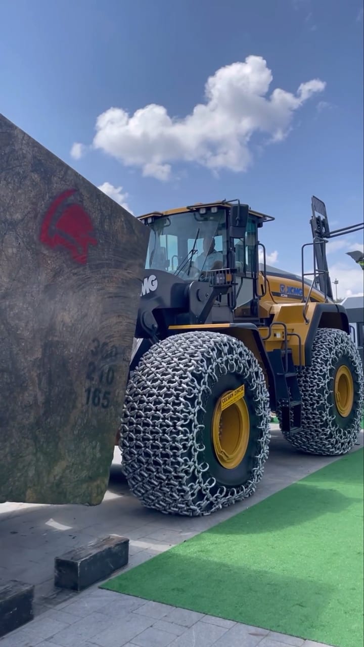 Land vehicle, Automotive tire, Cloud, Wheel, Sky, Tread