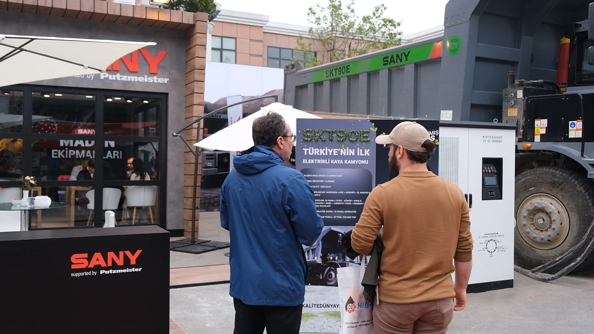 Automotive tire, Public space, Wheel, Hat