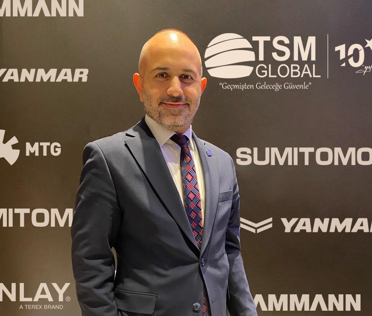 Dress shirt, Smile, Tie, Sleeve, Coat, Collar, Suit