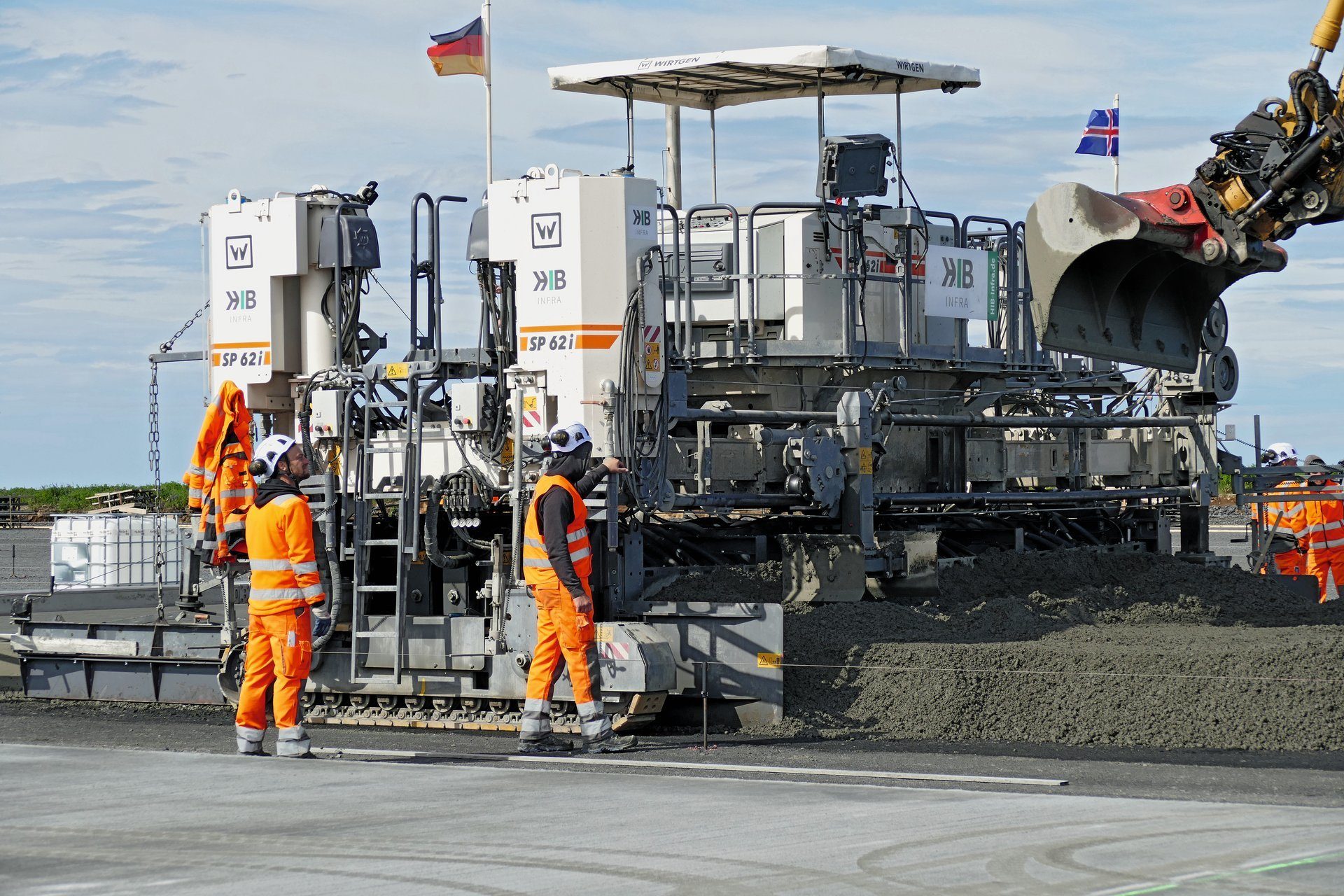 Road surface, Sky, Cloud, Infrastructure, Asphalt, Vehicle, Rolling
