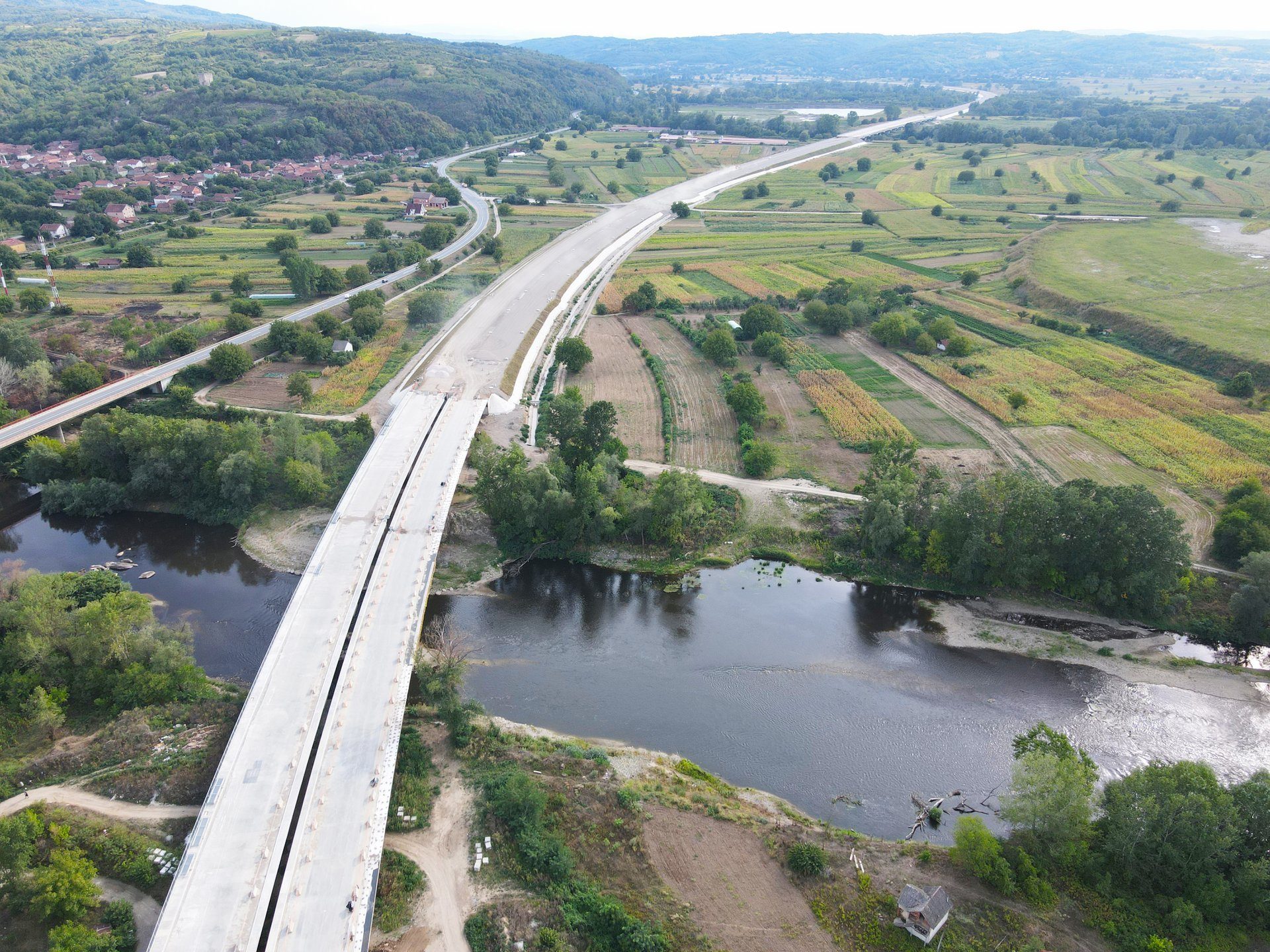 Fluvial landforms of streams, Water resources, Natural landscape, Urban design, Plant, Tree, Thoroughfare, Watercourse, Bank