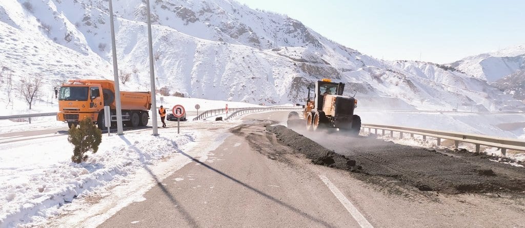 Automotive tire, Road surface, Motor vehicle, Snow, Sky, Mountain, Wheel, Asphalt