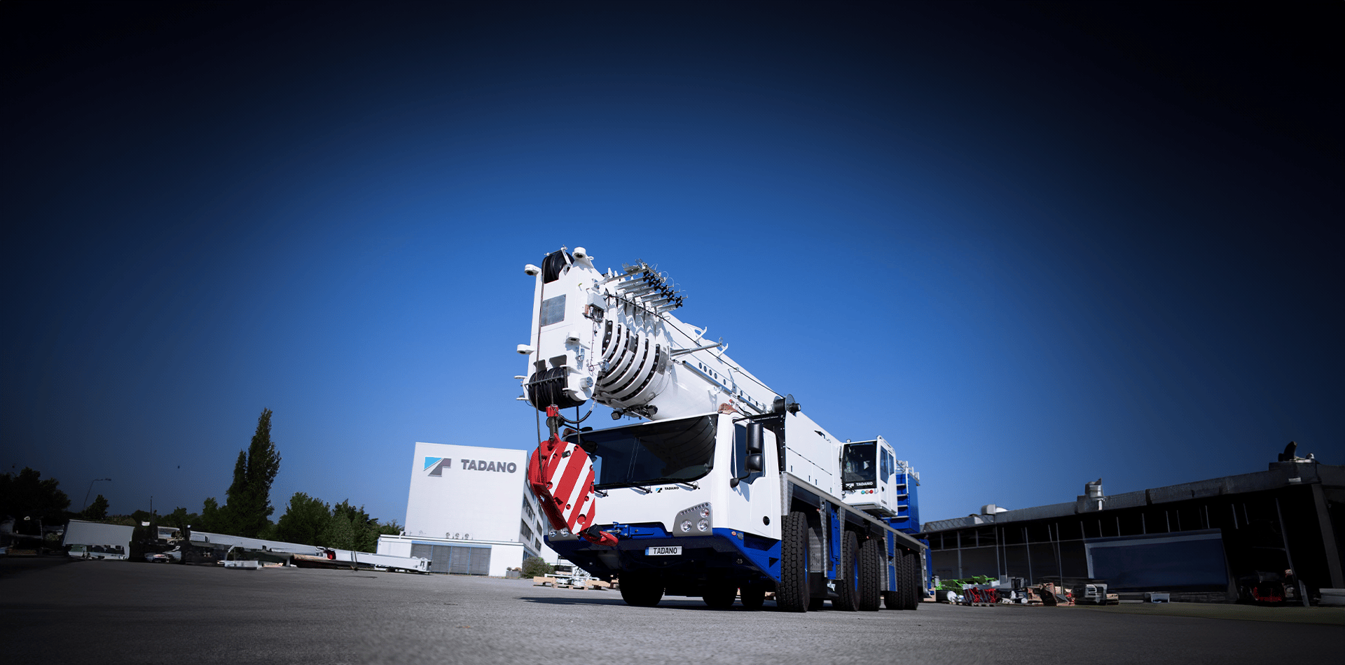 Automotive lighting, Motor vehicle, Sky, Wheel, Truck, Tire, Asphalt