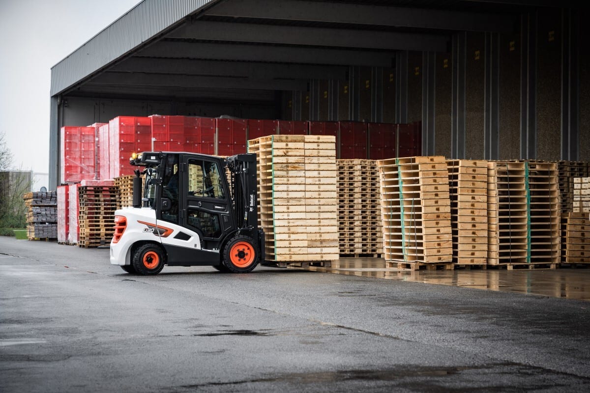 Automotive tire, Motor vehicle, Road surface, Wheel, Truck, Tread, Wood