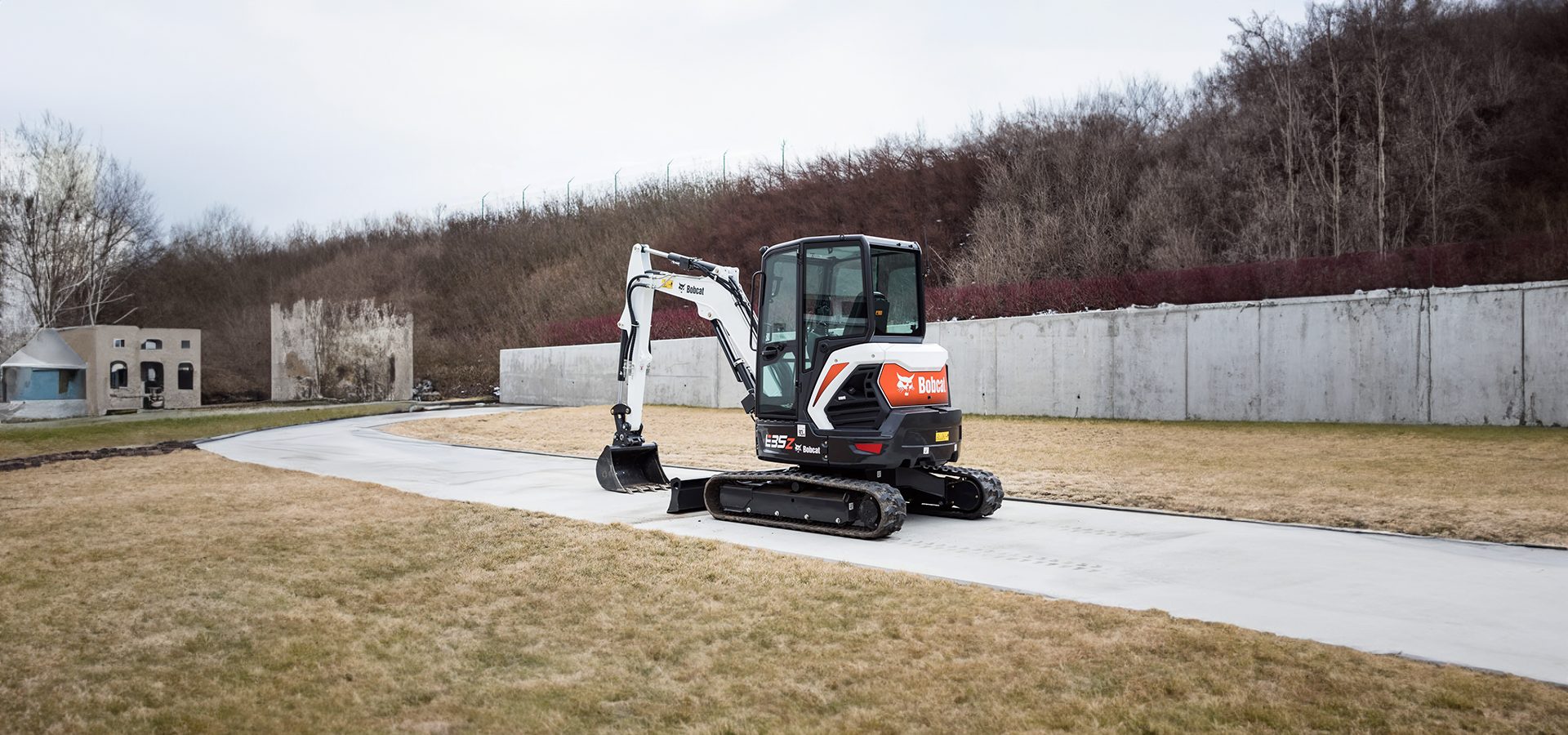 Automotive tire, Motor vehicle, Road surface, Plant, Sky, Wheel, Asphalt, Rolling, Tree