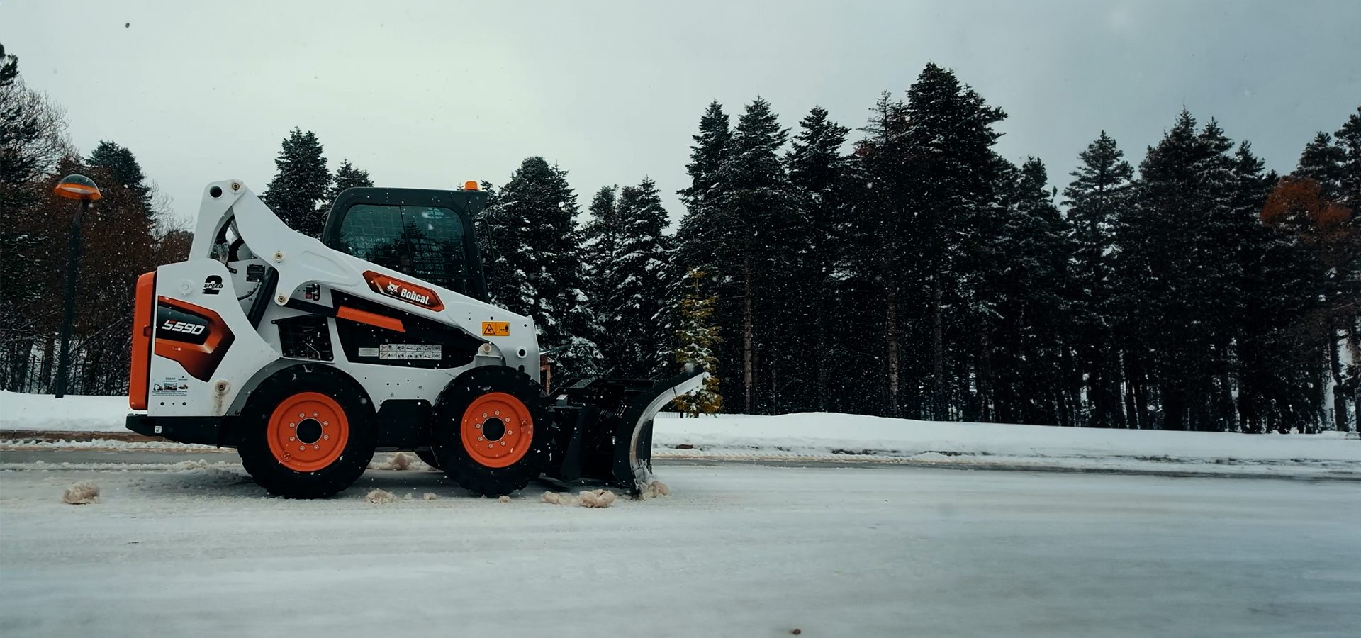 Automotive tire, Snow removal, Sky, Wheel, Tree, Vehicle, Plant, Rolling