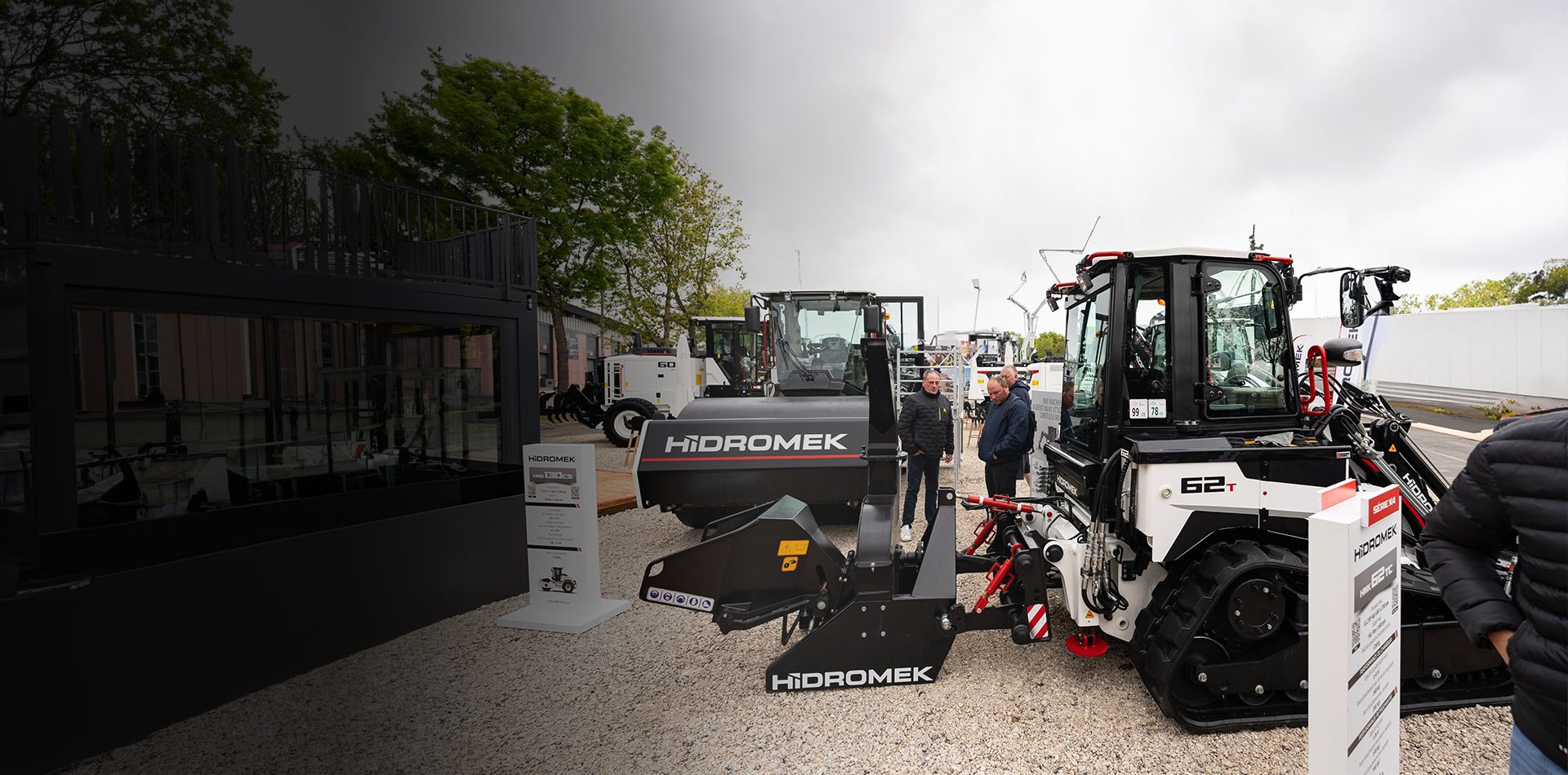 Automotive tire, Motor vehicle, Road surface, Wheel, Sky, Tread, Asphalt