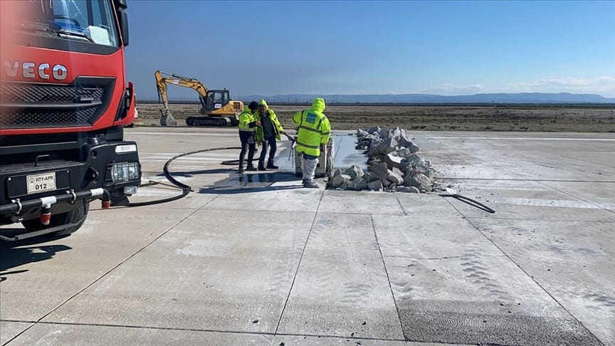 Road surface, Hard hat, High-visibility clothing, Sky, Workwear, Vehicle, Tradesman, Asphalt