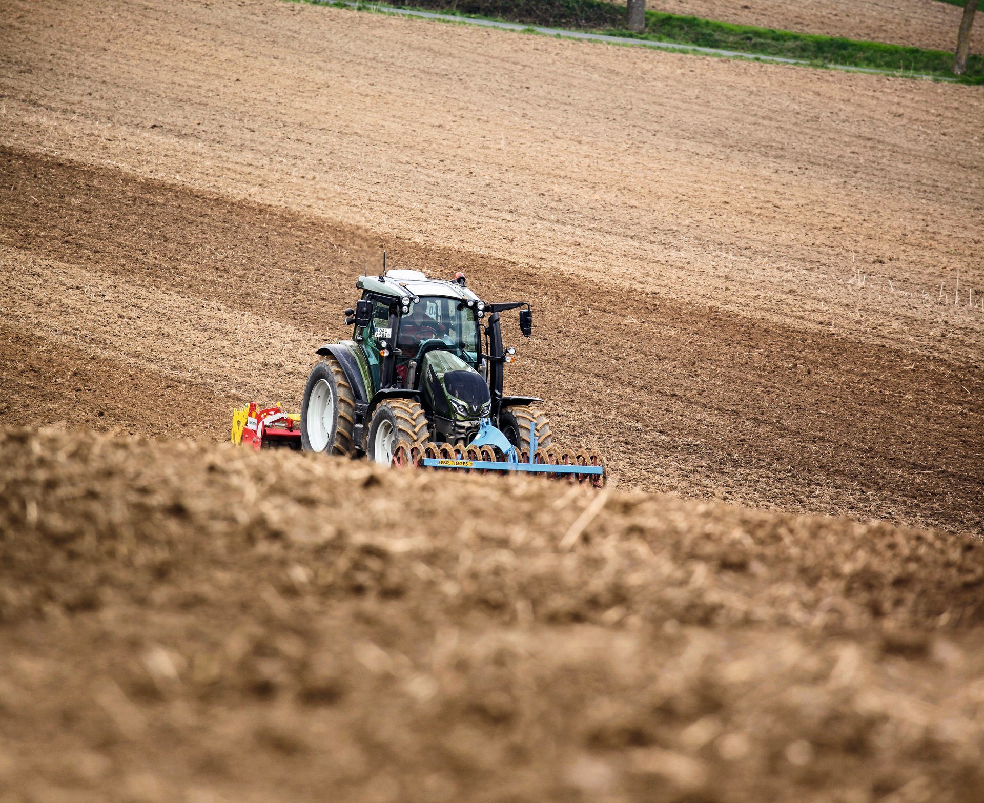 Automotive tire, Agricultural machinery, Motor vehicle, Wheel, Plant, Tractor
