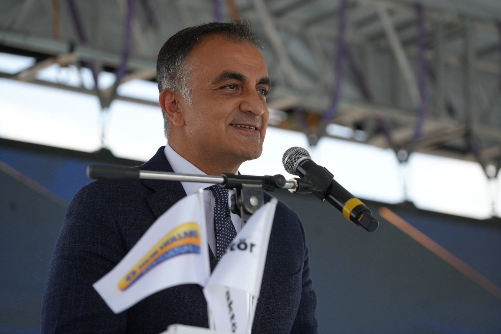 Public address system, Audio equipment, Dress shirt, Microphone, Smile, Coat, Tie, Collar, Suit