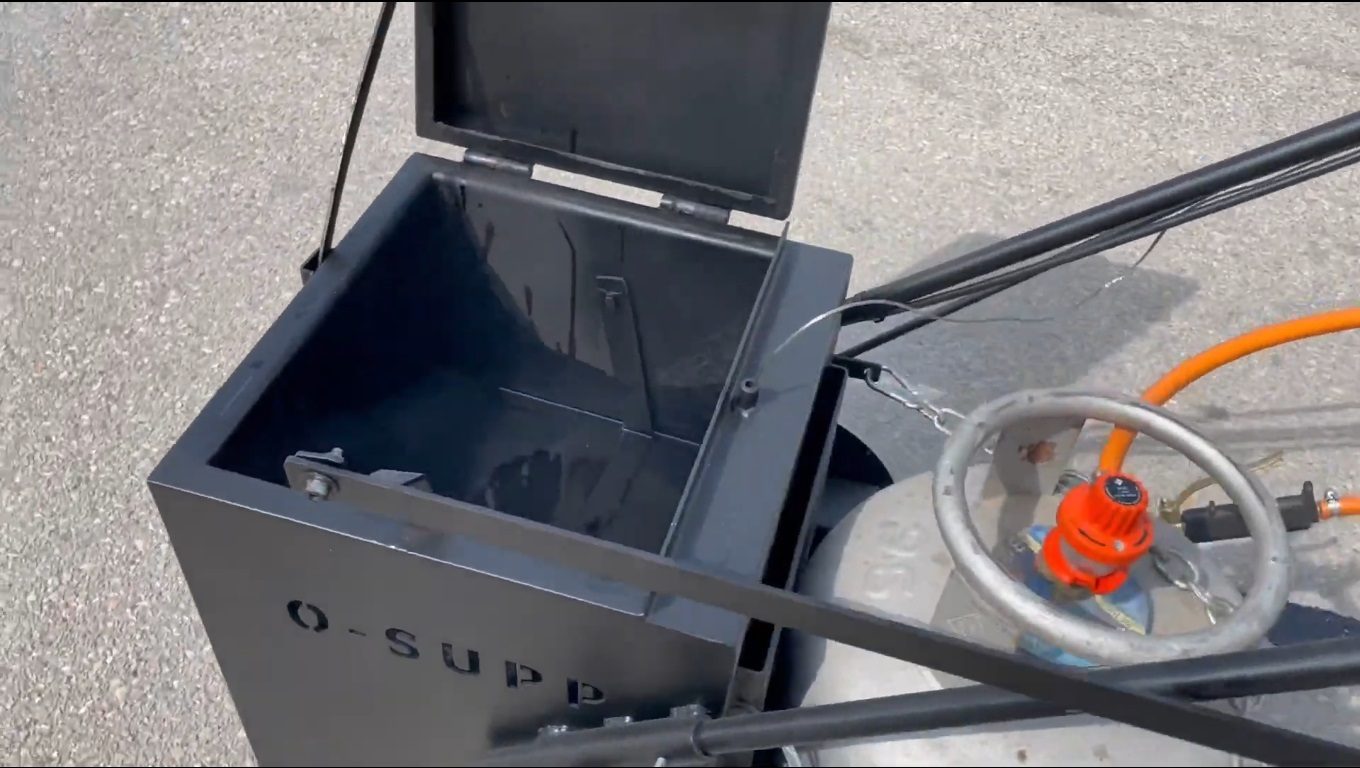 Motor vehicle, Automotive tire, Bumper, Hood