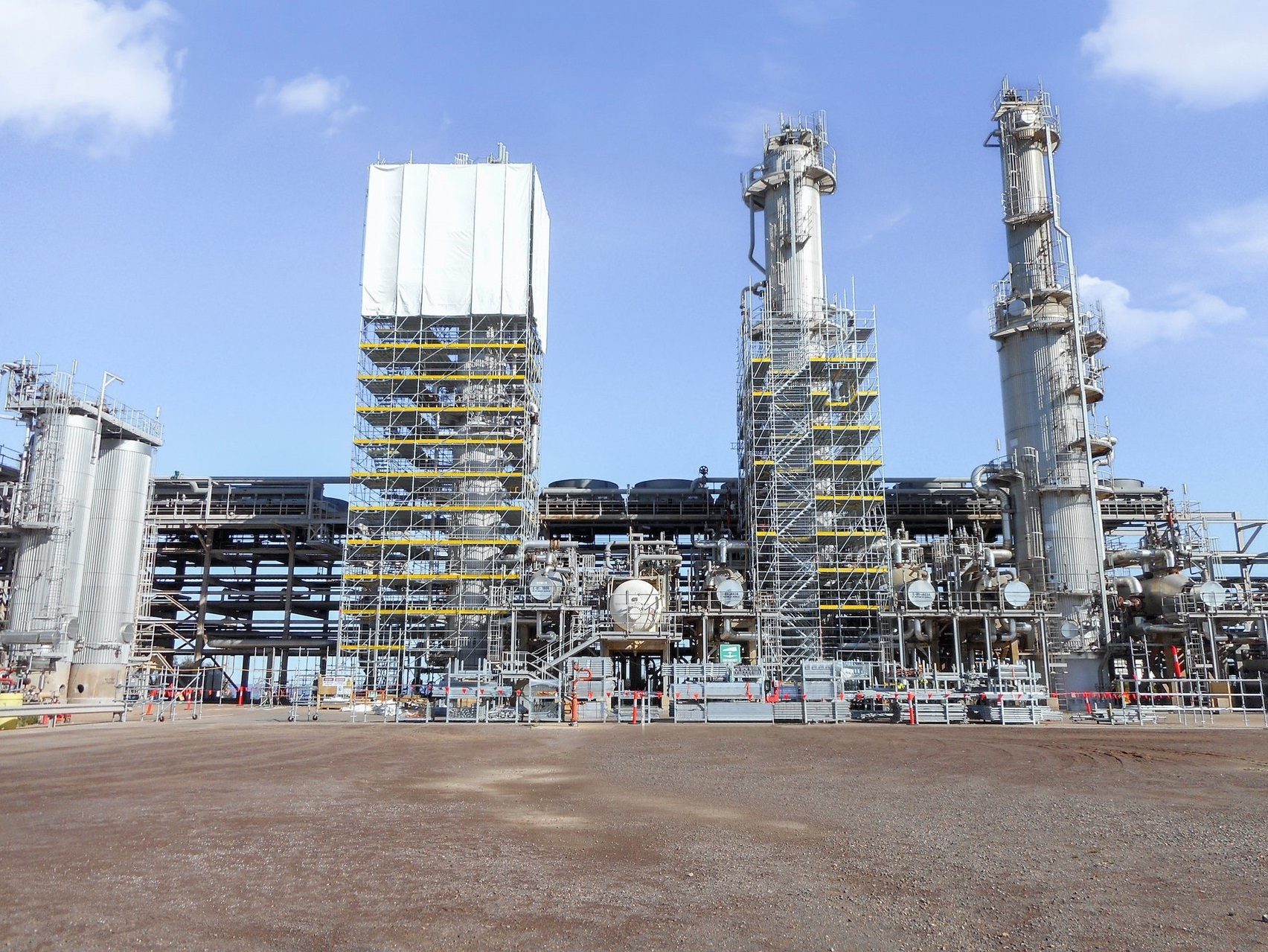 Urban design, Sky, Cloud, Building, Skyscraper, Vehicle