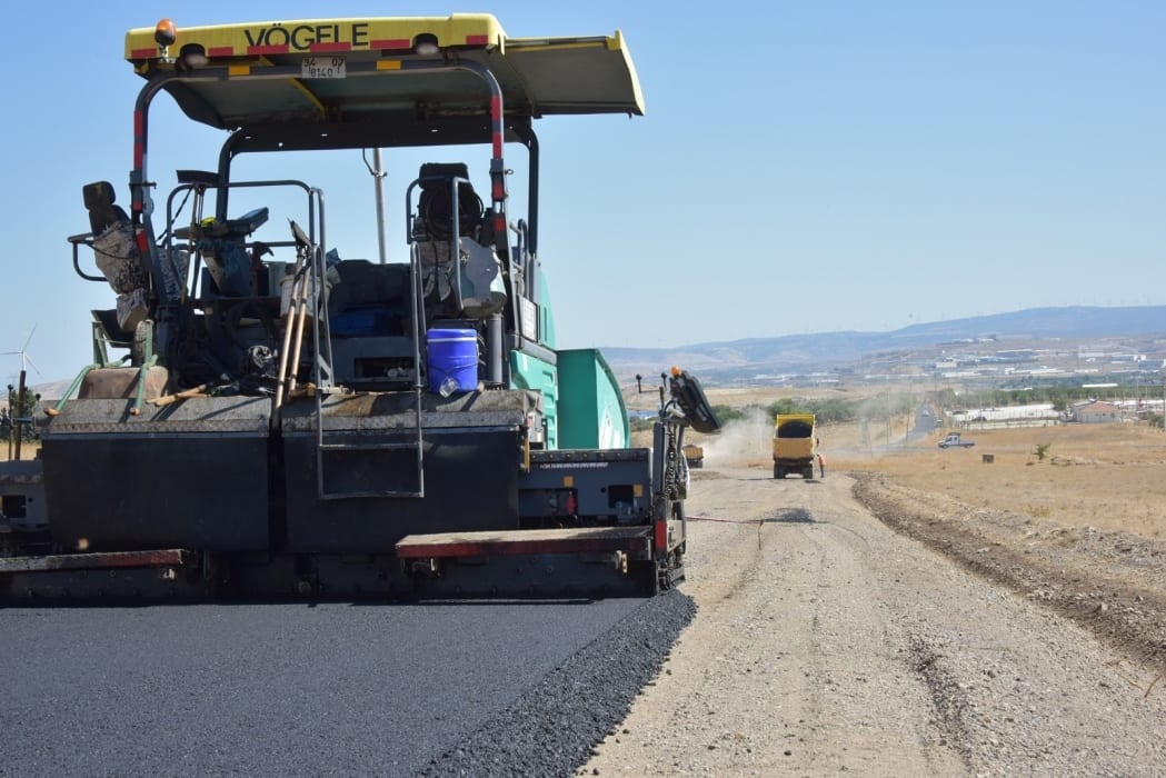 Mode of transport, Automotive tire, Road surface, Motor vehicle, Wheel, Sky, Ecoregion, Asphalt