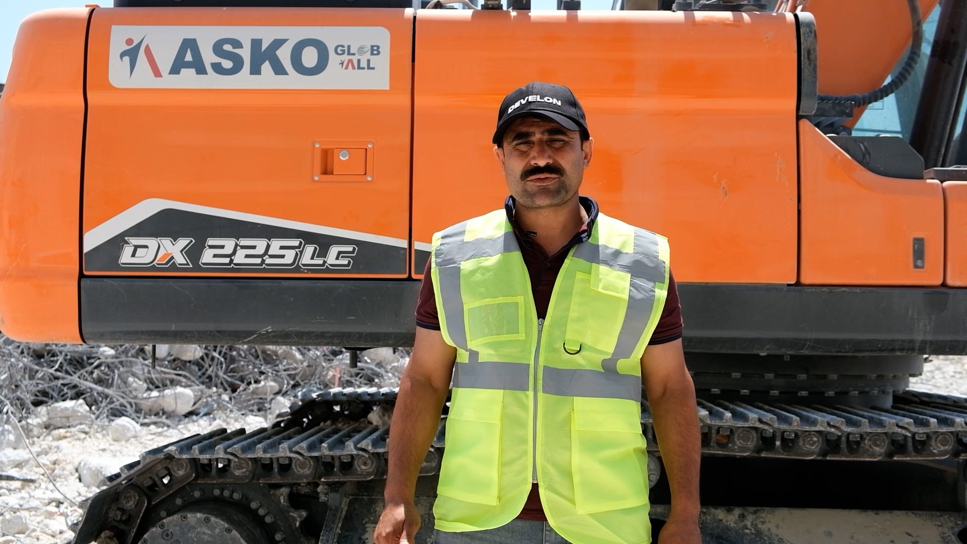 Land vehicle, High-visibility clothing, Hard hat, Tire, Workwear, Wheel, Product, Tread