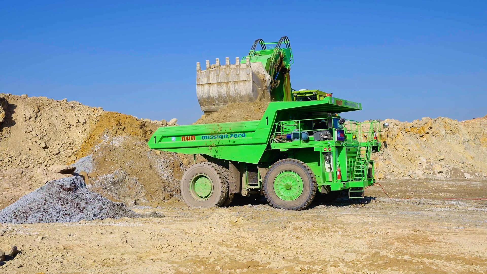 Mode of transport, Automotive tire, Motor vehicle, Agricultural machinery, Wheel, Truck, Sky, Harvester