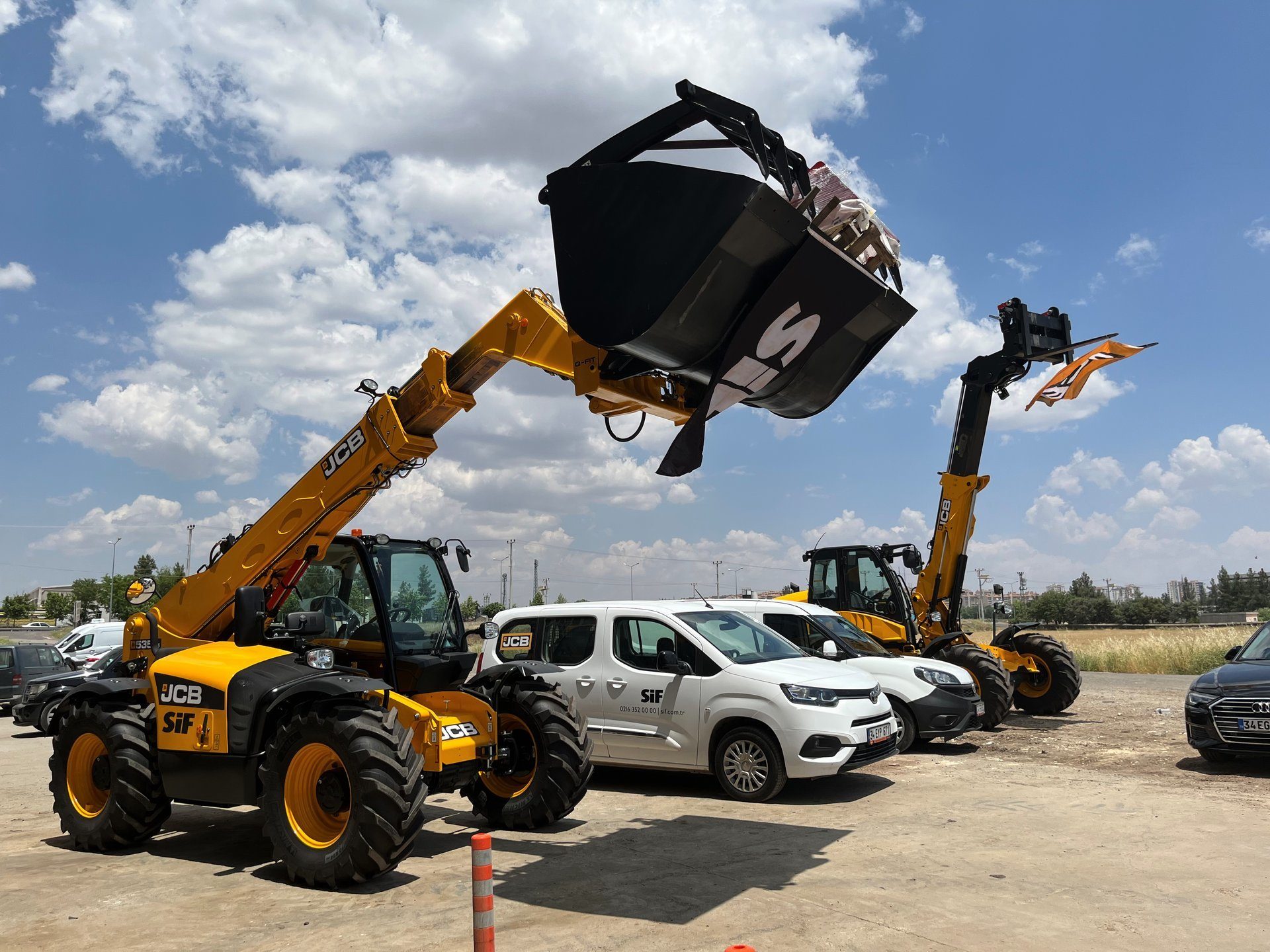 Land vehicle, Automotive tire, Wheel, Sky, Cloud, Car